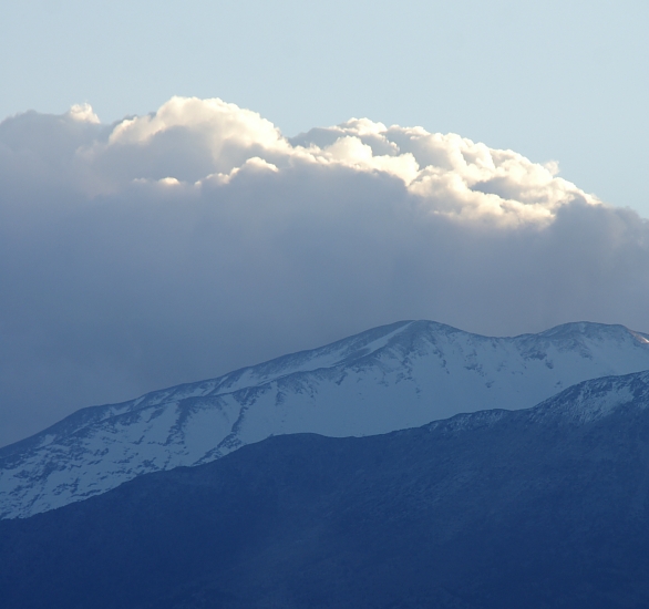 PICT1606 small cropped Lefka Ori cloud peak.jpg - 156191 Bytes